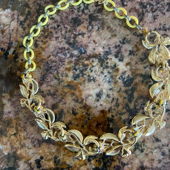 Vintage Floral Jewelry Set in Yellow and Gold tones - Picture 5 of 6